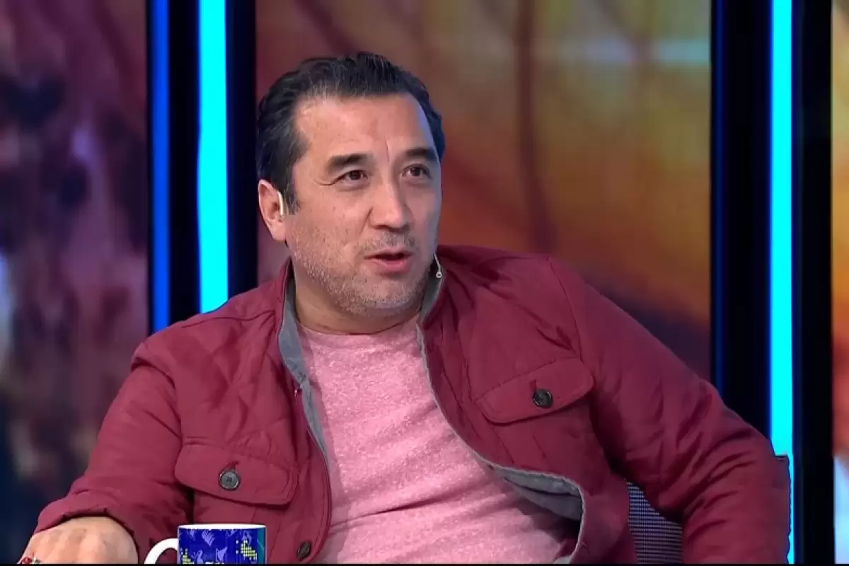 (ویدئو) توضیحات خداداد عزیزی درباره تعویض پیراهن احمدعابدزاده در رختکن