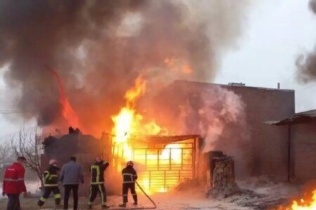 ببینید | اولین تصاویر از آتش‌سوزی کارگاه تولید مبل در خلازیر تهران