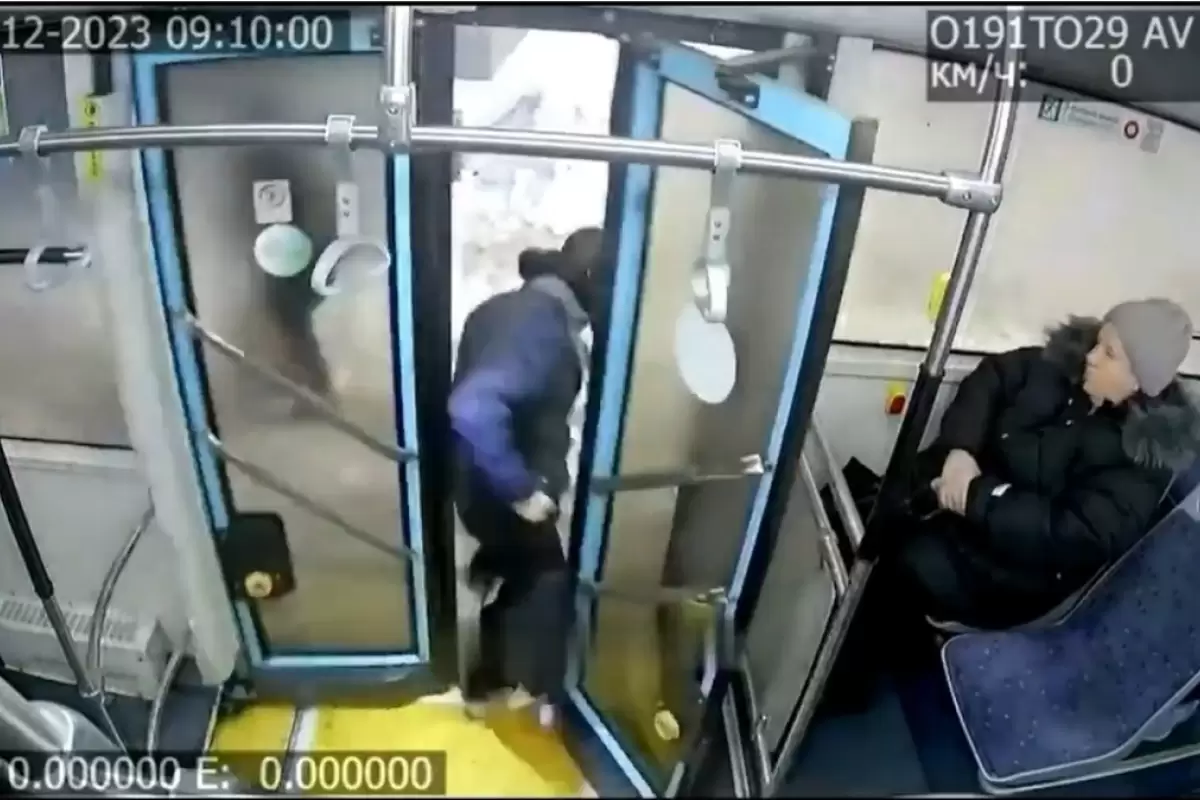 (ویدئو) گیر کردن وحشتناک کیف مسافر بین درب اتوبوس