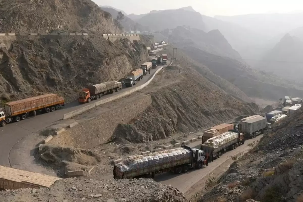 (ویدئو) گرفتار شدن صدها کامیون پشت گذرگاه مرزی تورخم