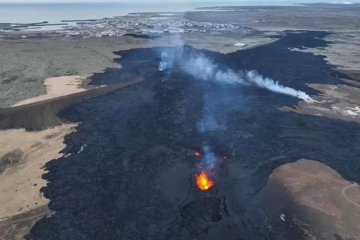 (ویدئو) خسارات جاری شدن مواد مذاب آتشفشان در شهر گرینداویک ایسلند