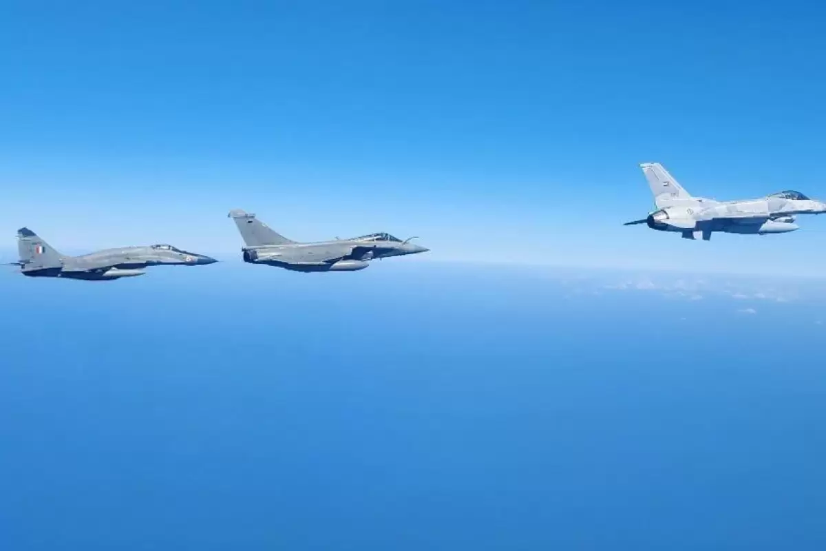 پرواز جنگنده‌ها بر فراز دریای عرب ؛ سوخو کنار اف ۱۶