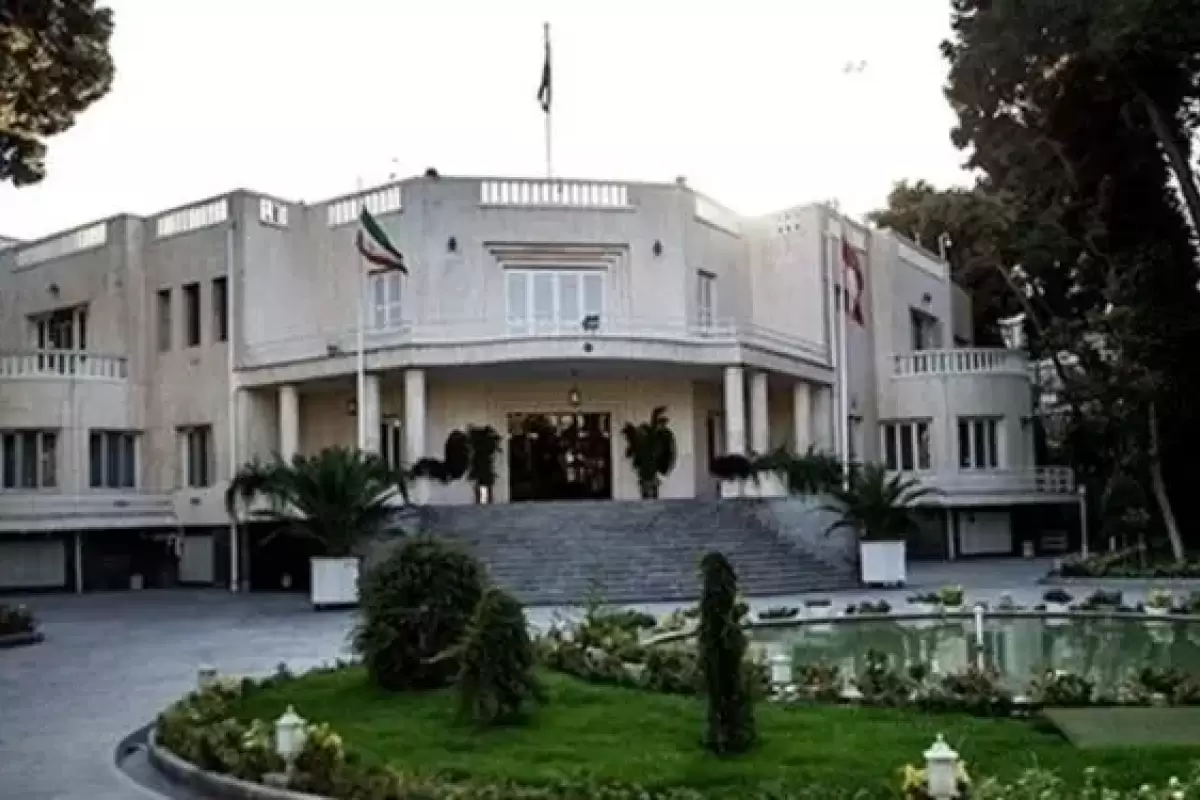 این ساختمان در جمهوری اسلامی مسئولین را «منحرف» می‌کند