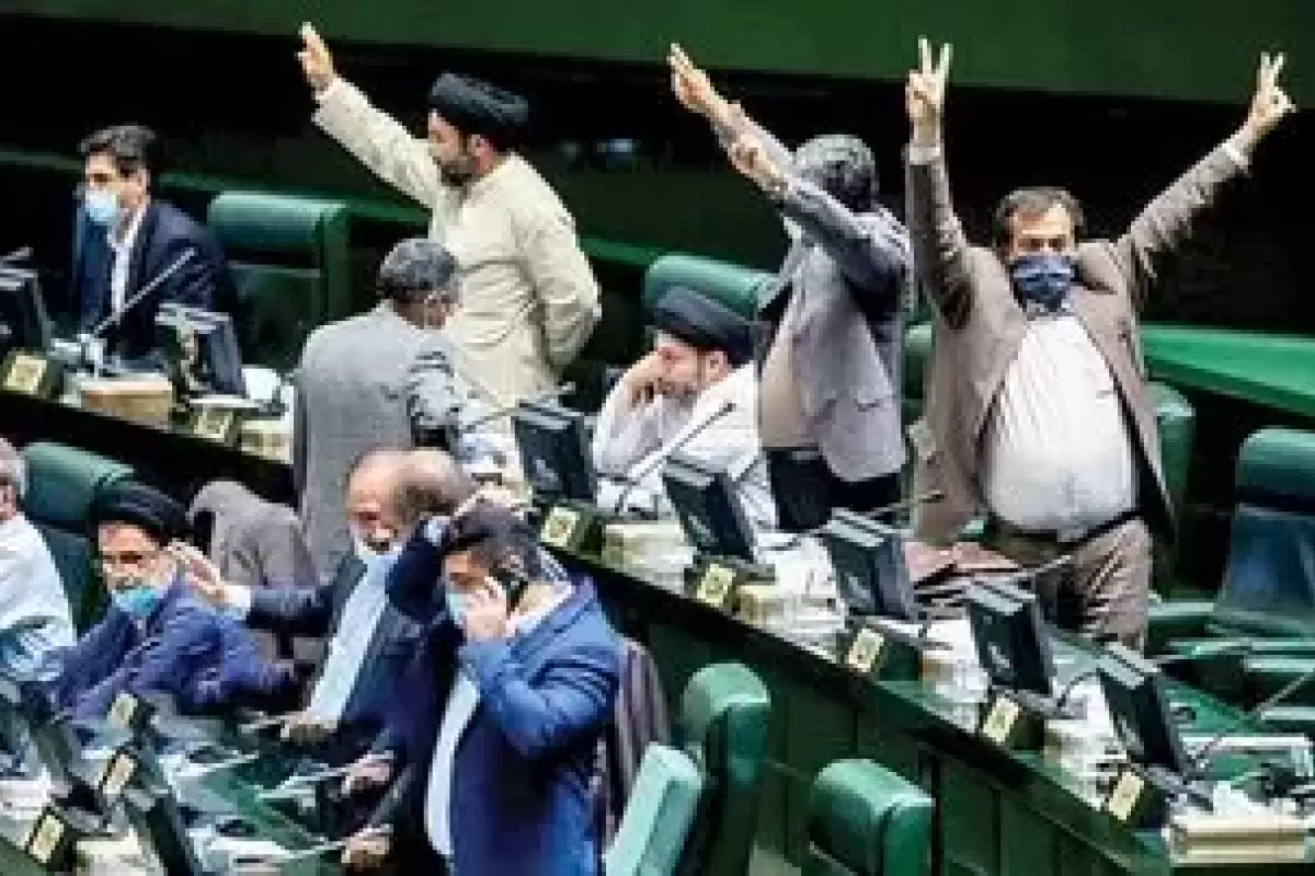 کیهان از دست نمایندگان مجلس شاکی شد؛ چرا با افزایش حقوق به دولت کسری بودجه تحمیل کردید؟