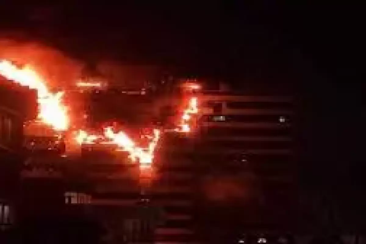 هیچ مصدمی نداشتیم / حریق تا یک ساعت دیگر تمام می‌شود/ علت آتش‌سوزی ساختمان هتلینگ کنار بیمارستان بود/ویدئو