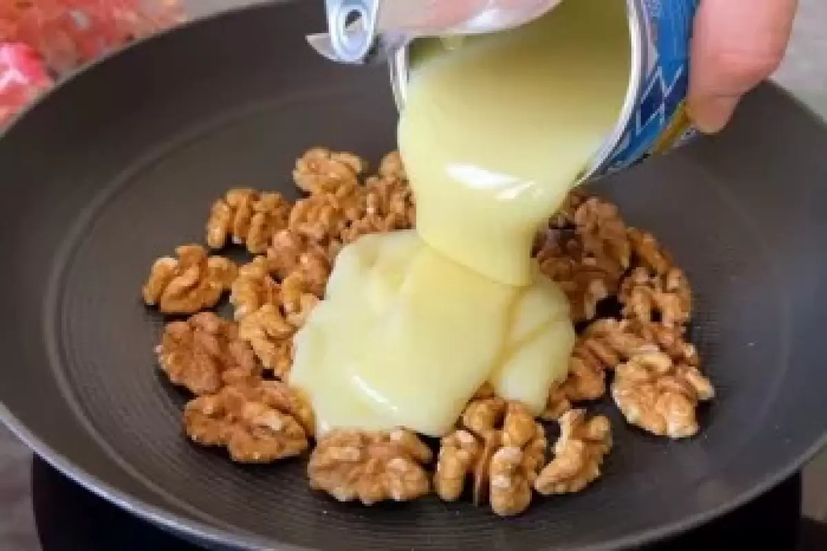 (ویدئو) با گردو و شیر عسل خوشمزه ترین شیرینی رو درست کن!