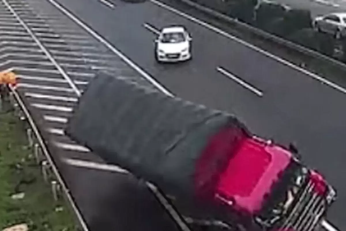 ببینید |  لحظه هولناک ترکیدن لاستیک کامیون وسط جاده