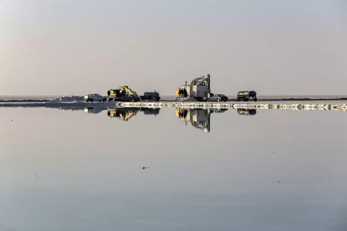 خداحافظی رسمی با دریاچه ارومیه؛ تایید مالچ پاشی در بستر دریاچه!