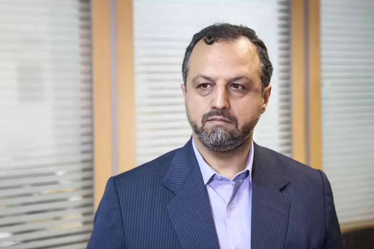 اعتراض روزنامه جمهوری اسلامی به وزیر اقتصاد: حرف‌هایتان درباره بازگشتن ارز چای دبش معلوم نیست توجیه فساد است یا محکومیت آن!