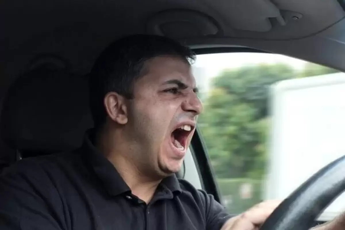 ببینید | تهدید راننده عصبانی به انتشار فحاشی‌های او در توییتر توسط راننده خودروی شخصی