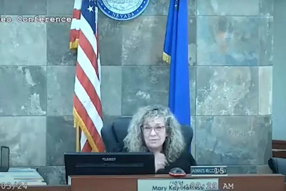 (ویدئو) حمله وحشتناک متهم به قاضی در دادگاه