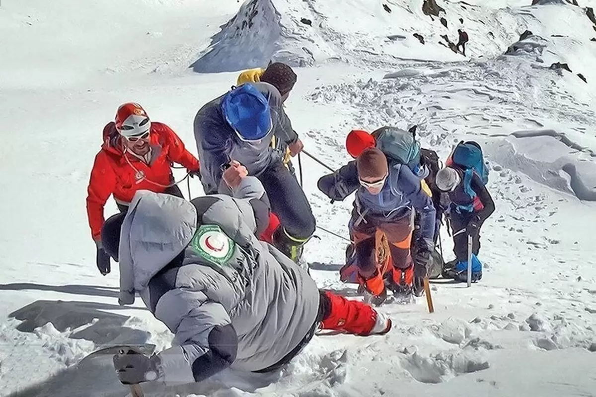 (ویدیو) عملیات جستجوی ۳ کوهنورد مفقود شده در ارتفاعات اشنویه