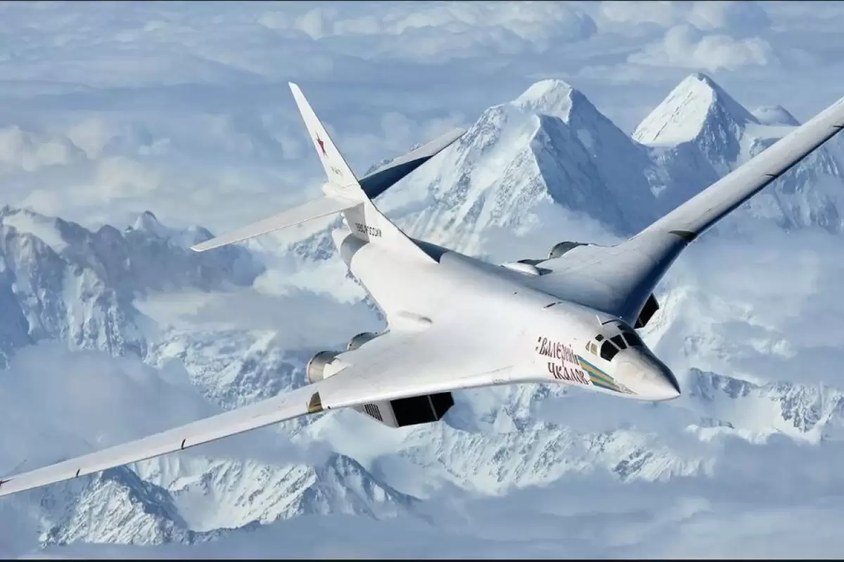 (ویدئو) لحظه سوخت‎گیری هوایی بمب‎افکن Tu-۱۶۰ M نیروی هوایی روسیه