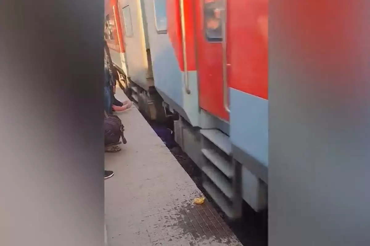 (ویدئو)  نجات معجزه‌آسای مادر و کودک سقوط کرده زیر قطار