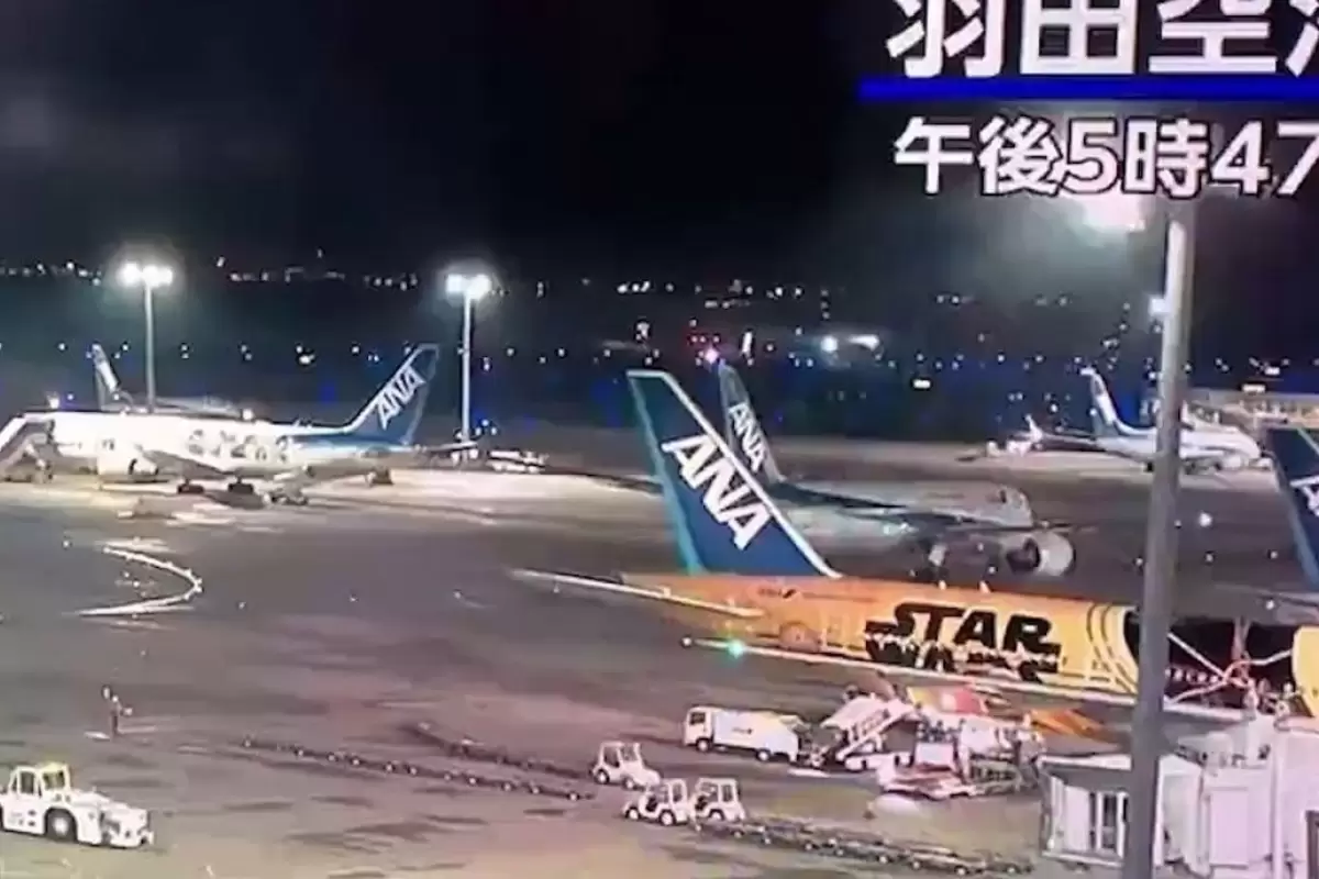 (ویدئو) لحظه آتش گرفتن یک هواپیمای مسافربری در فرودگاه توکیو