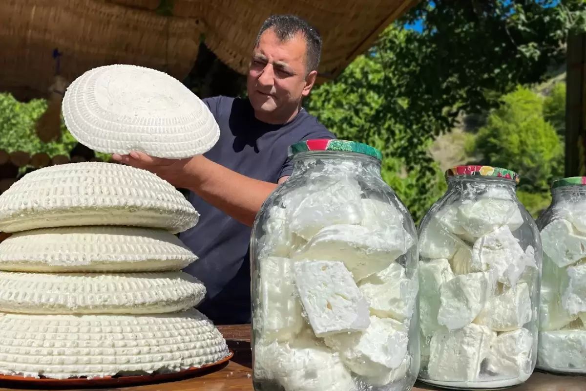 (ویدئو) فرآیند تهیه پنیر با 20 کیلو شیر و خاچاپوری توسط آشپز مشهور آذربایجانی