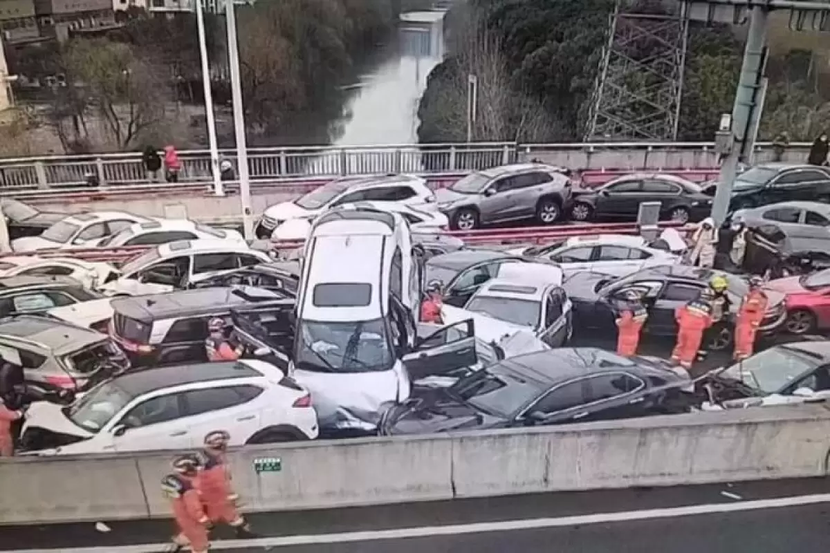 ببینید | تصادف زنجیره‌ای ده‌ها خودرو در بزرگراهی یخ‌زده در شرق چین