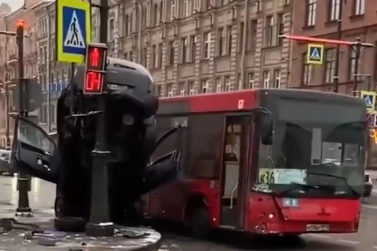 (ویدئو) تصادف یک خودرو با اتوبوس و تیر برق!