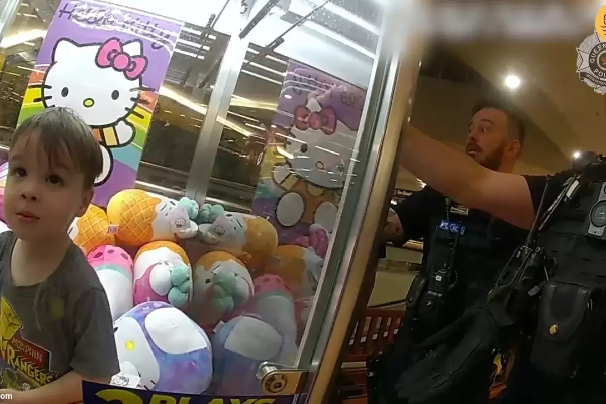 (ویدئو) پلیس یک کودک را از اتاقک شیشه‌ای هلو کیتی نجات داد