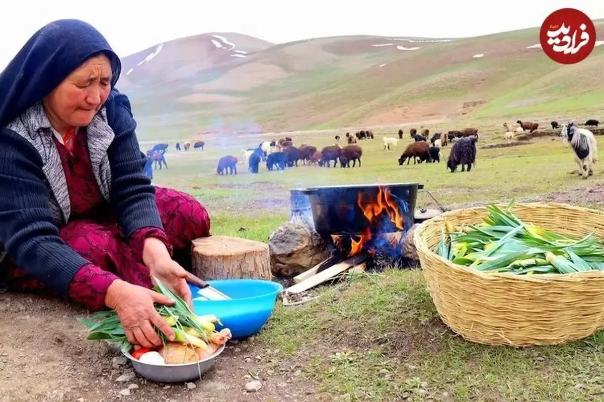(ویدیو) پخت متفاوت چلو مرغ با سبزی کوهی توسط یک بانوی عشایر افغان