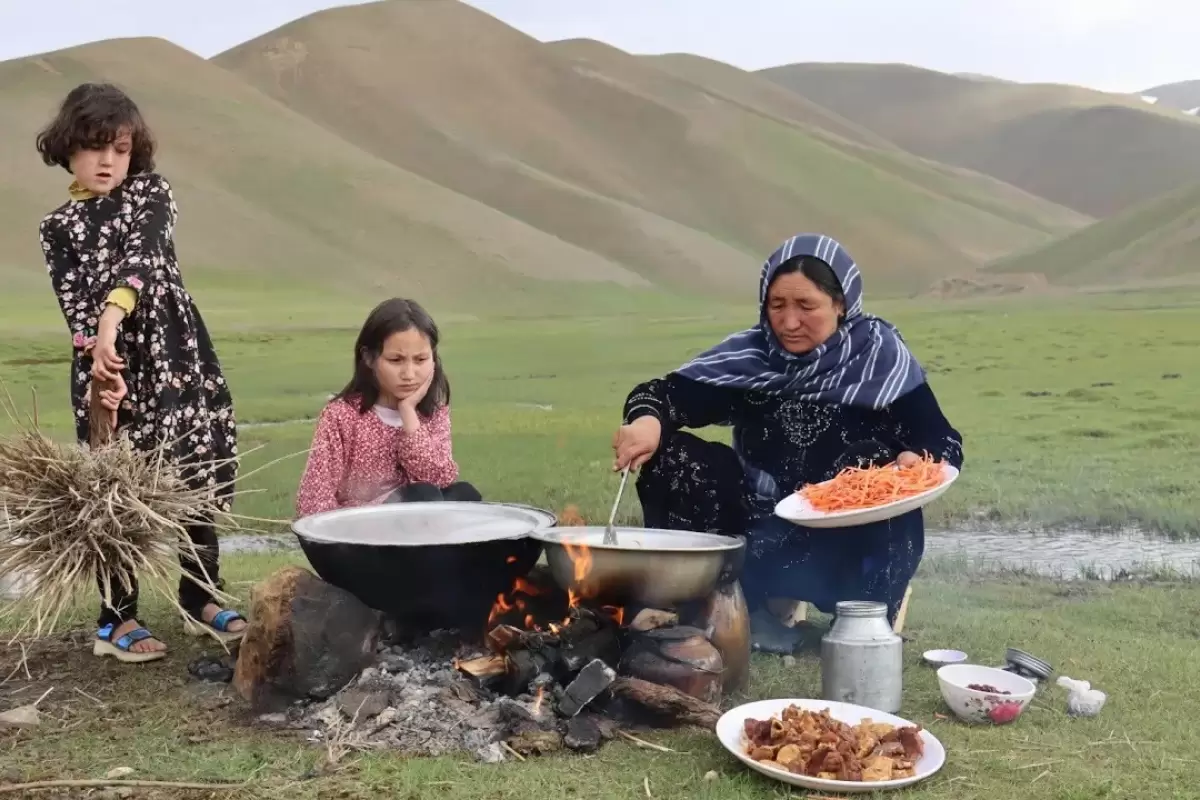 (ویدئو) پخت متفاوت و دیدنی قابلی پلو با گوشت توسط یک بانوی عشایر افغان