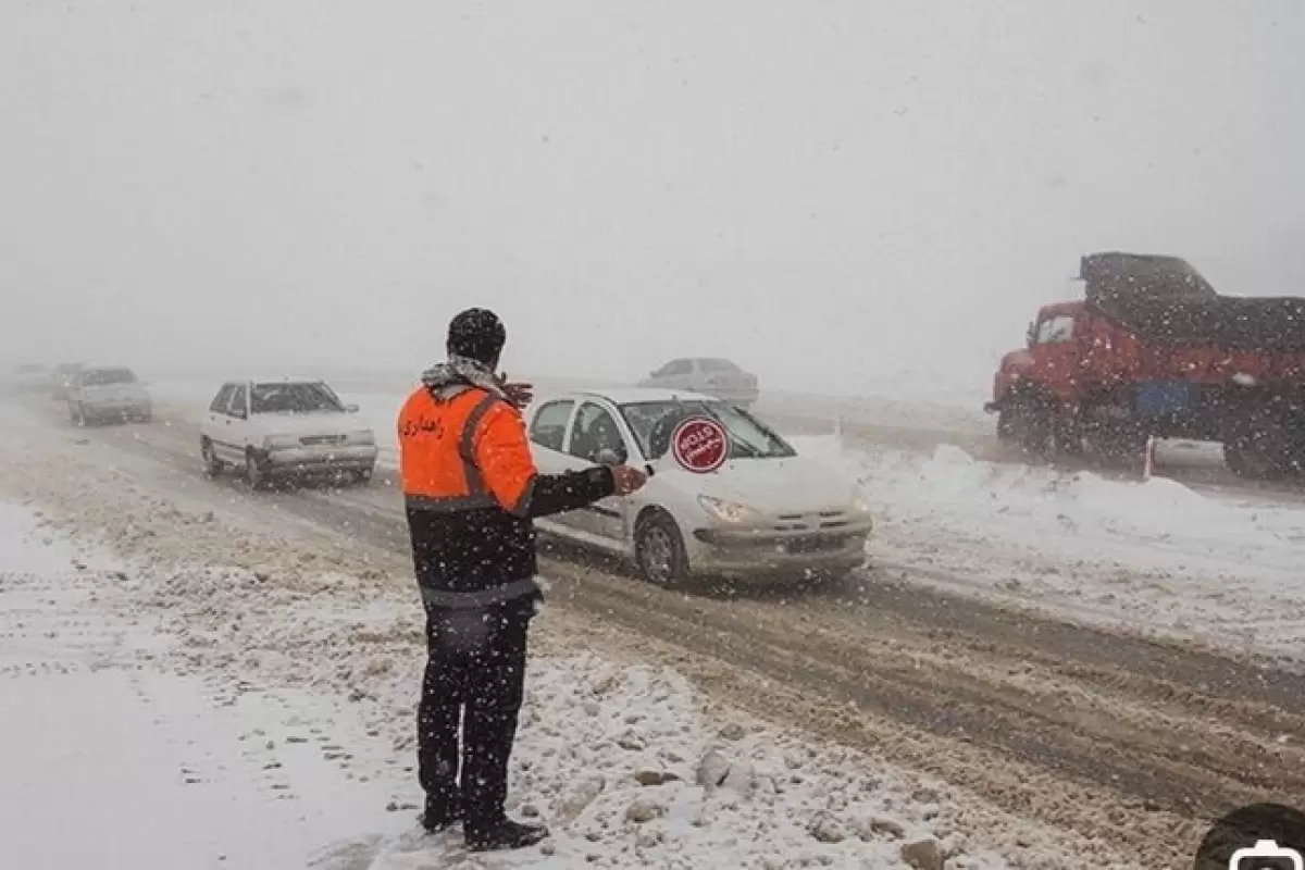 ببینید | پلیس راه اصفهان کمک کار مردم در جاده‌های برفی