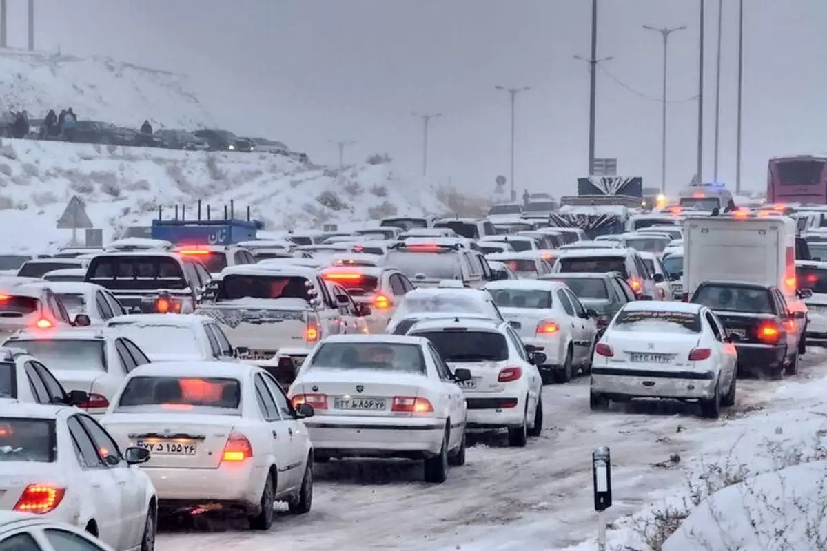 (ویدیو) مسدود شدن جاده قم اراک و گرفتاری ده‌ها خودرو در کولاک برف