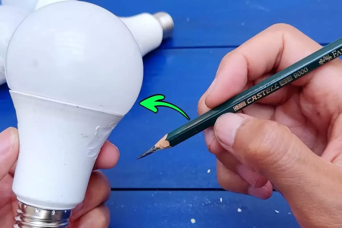 (ویدئو) چگونه با مداد یک لامپ ال ای دی(LED) قدیمی را خیلی ساده تعمیر کنیم؟