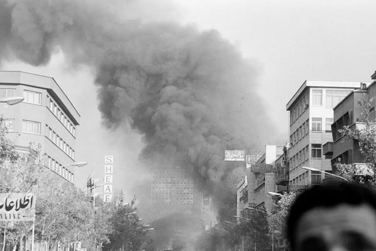 مردم یک بانک را آتش زدند؛ وضعیت عجیب بازار مالی در بهمن ۵۷