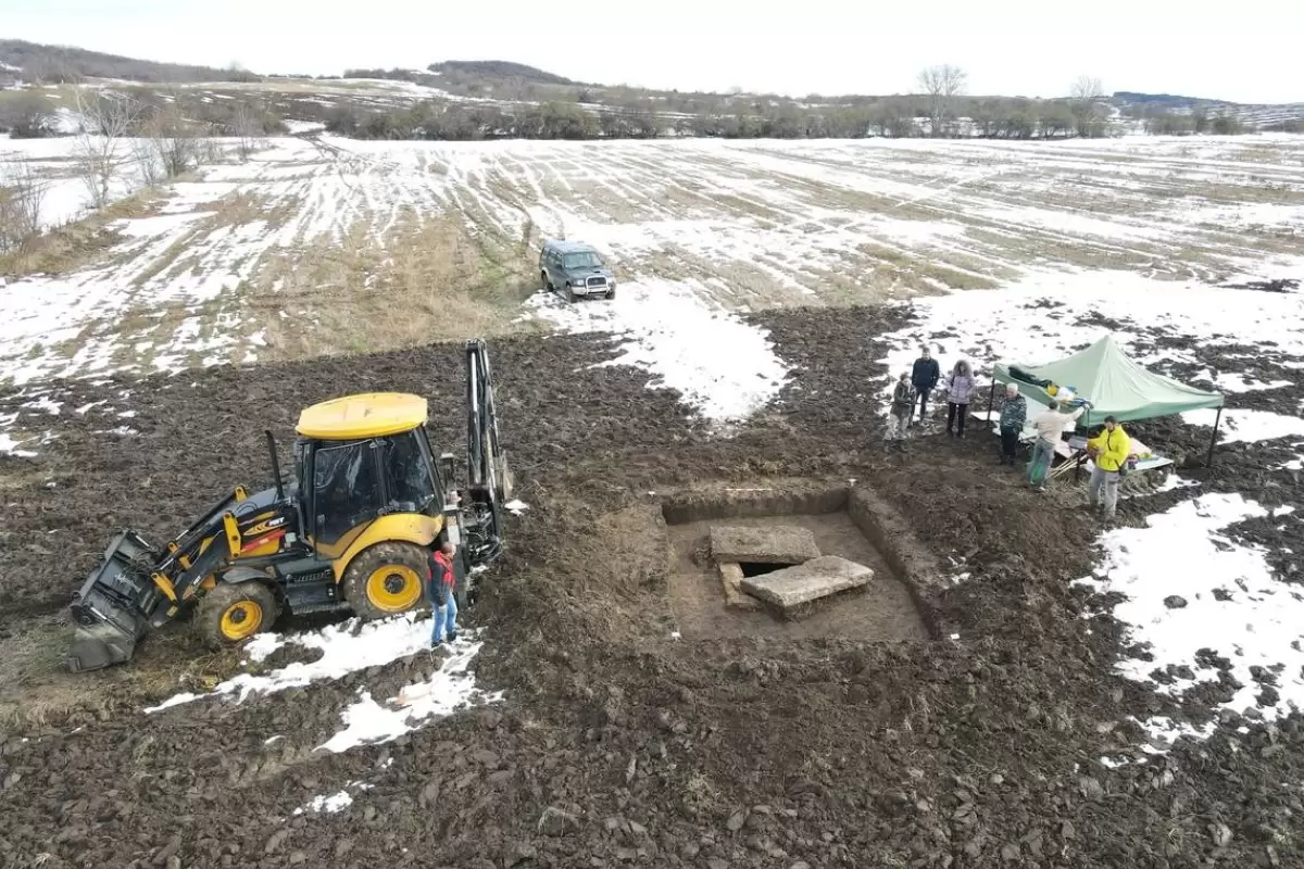 (تصاویر) دفینۀ باستانی که موقع شخم زدن مزرعه با تراکتور کشف شد