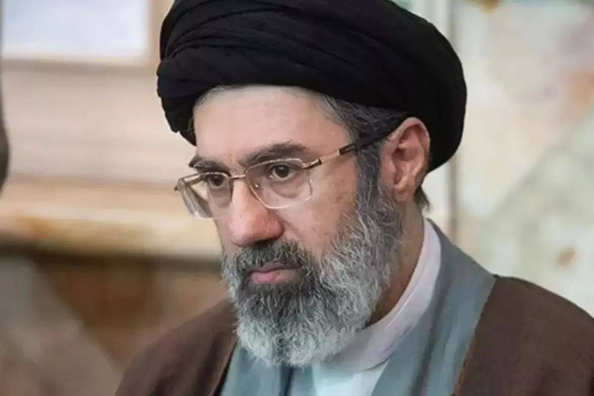 تصویر مجتبی خامنه‌ای، فرزند رهبر انقلاب روی جلد روزنامه اصلاح‌طلب+عکس