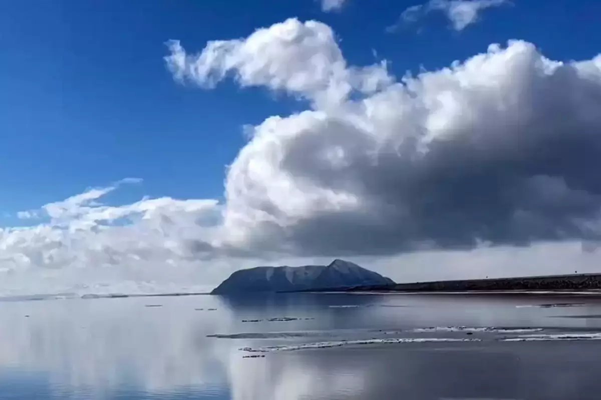 (ویدئو) جوشش یک چشمه در دریاچه ارومیه