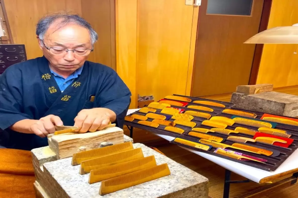 (ویدئو) ببینید این پدر و پسر ژاپنی چگونه مشهورترین شانه های مو را تولید می کنند