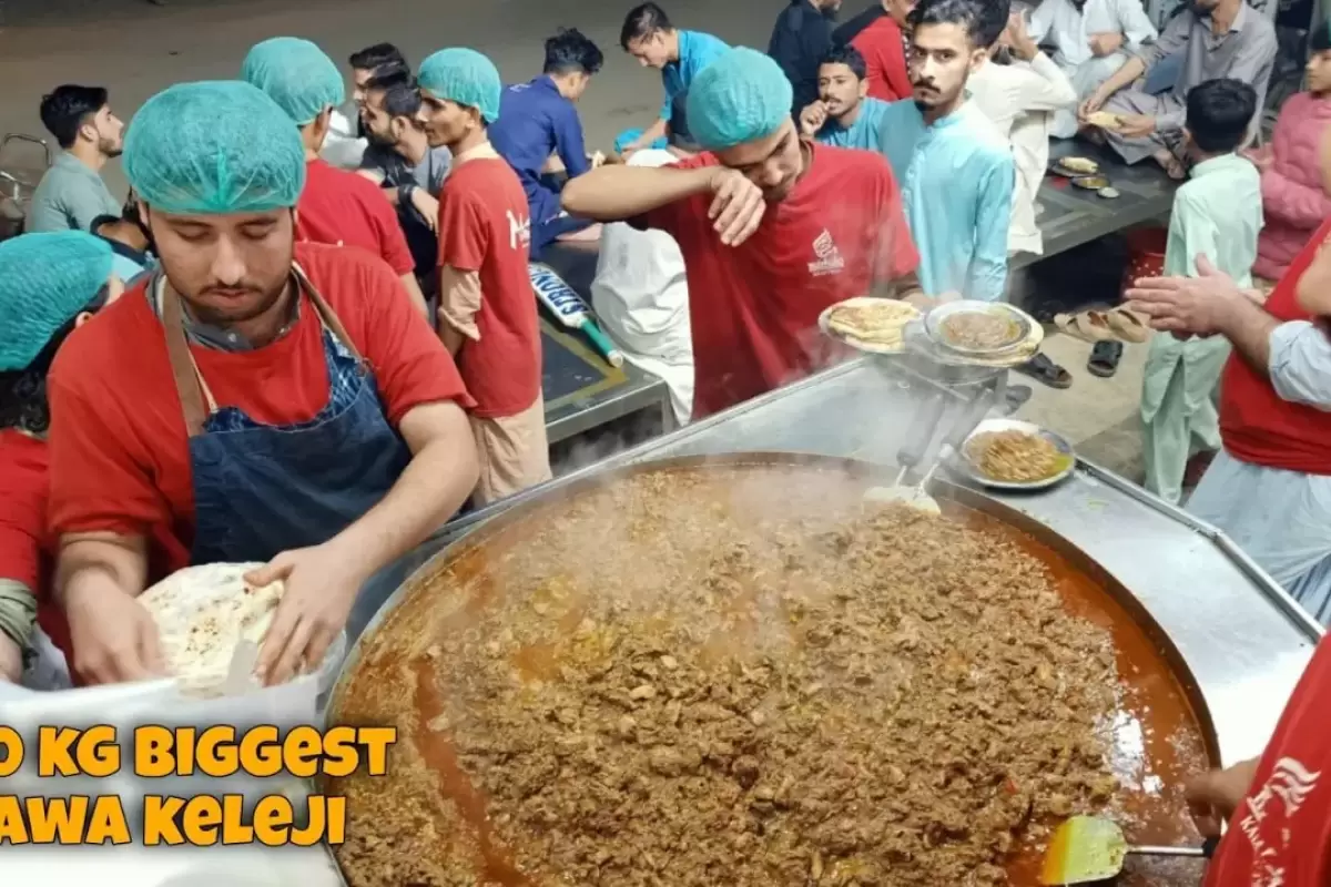 (ویدئو) غذای خیابانی در پاکستان؛ پخت دیدنی 300 کیلوگرم واویشکای جگر گاو