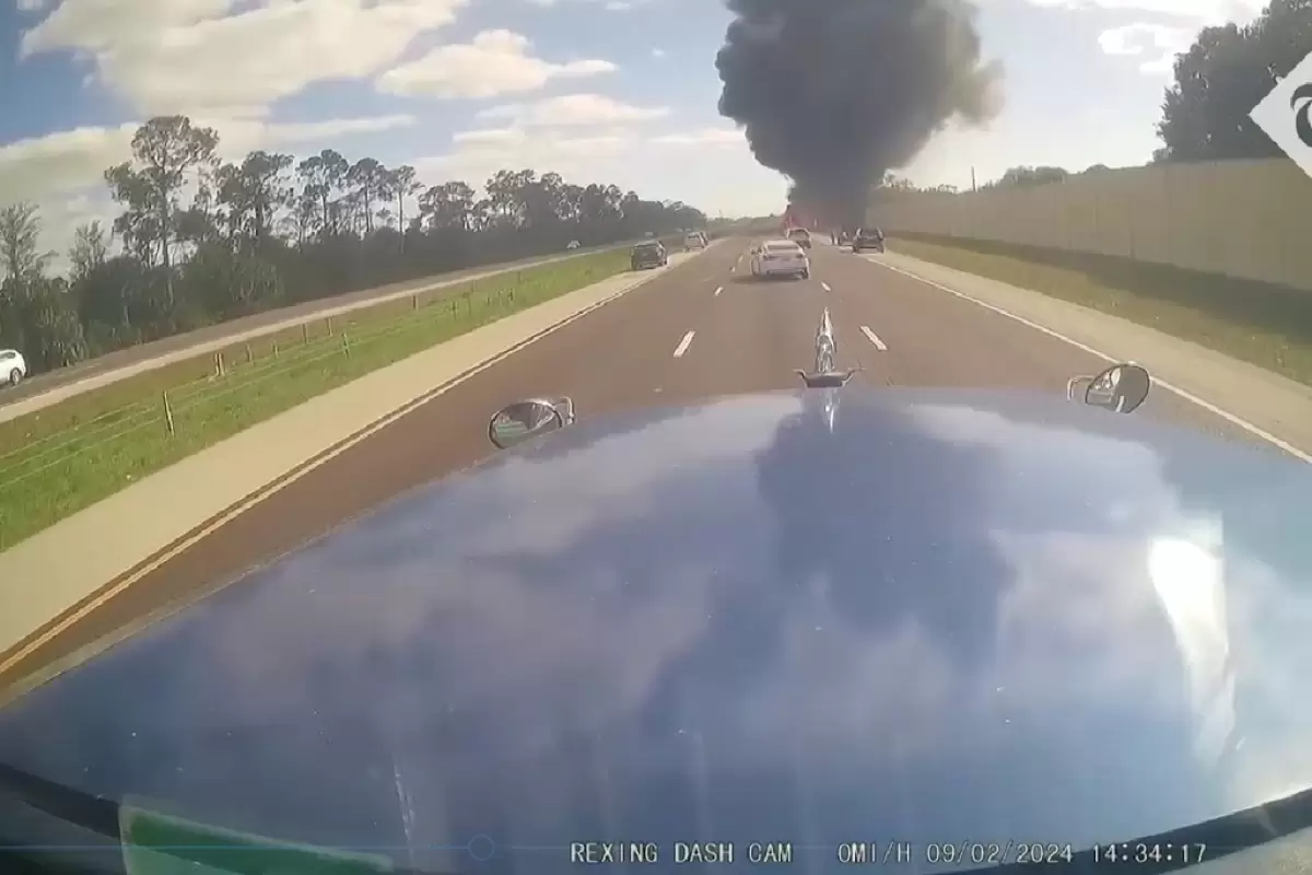 (ویدئو) لحظه هولناک سقوط یک هواپیما در بزرگراه