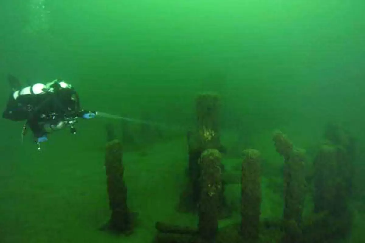 معمای سنگ‌های مرموزی که در اعماق یک دریاچه کشف شدند