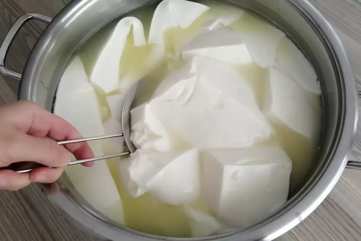 (ویدئو) چگونه با 10 لیتر شیر در خانه یک پنیر خانگی خوشمزه درست کنیم؟