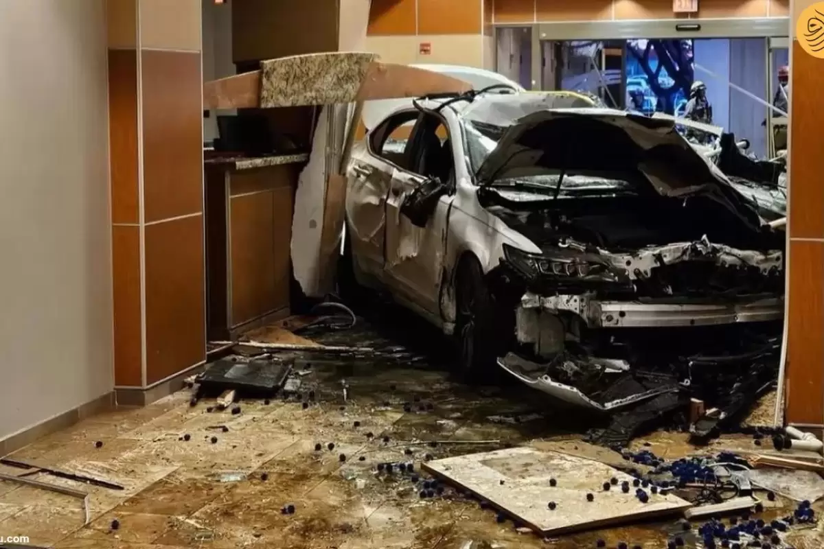 (ویدئو) برخورد شدید یک خودرو به مرکز فوریت‌های پزشکی
