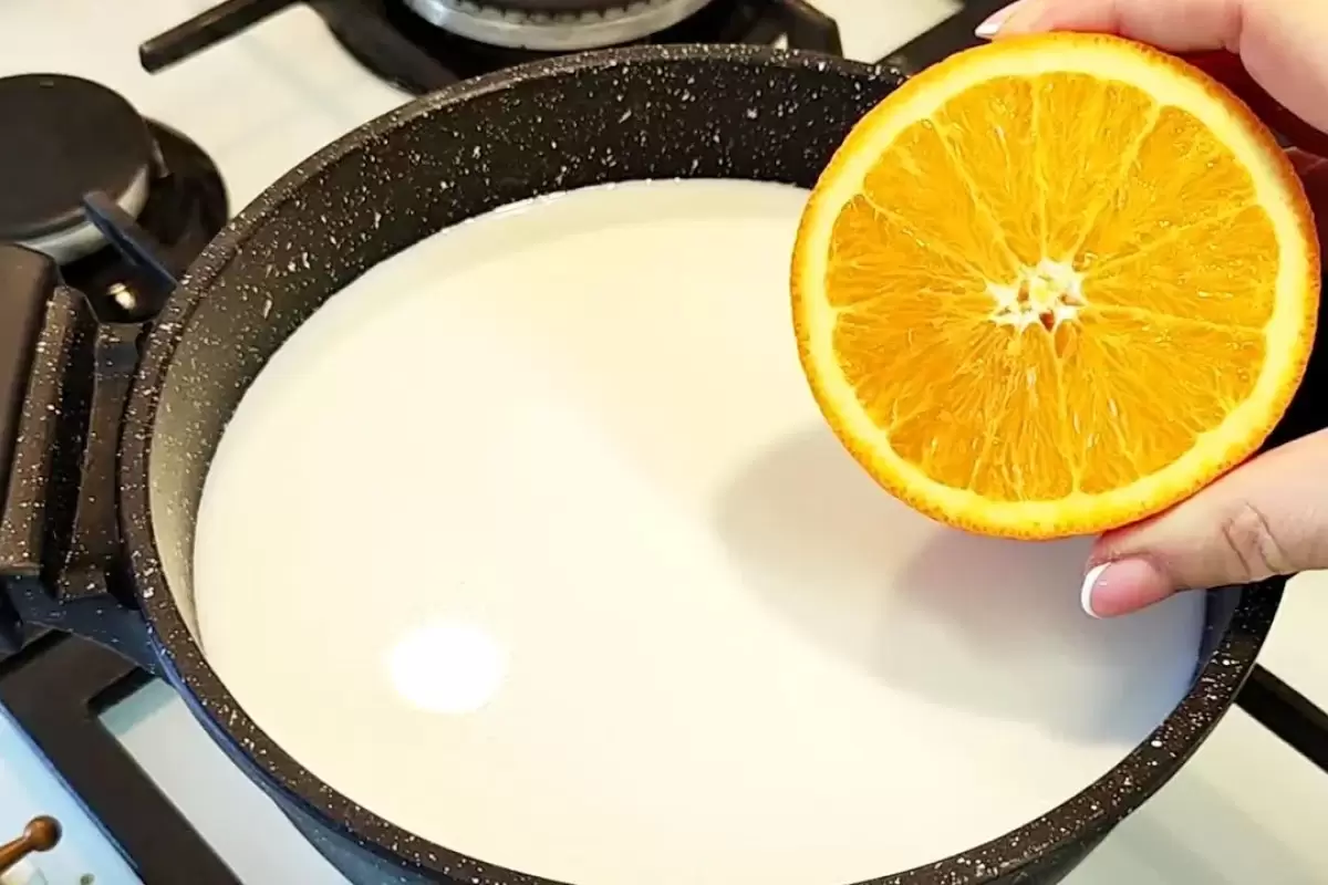 (ویدئو) چگونه با 2 لیتر شیر و یک لیمو ترش، پنیر خوشمزه پرتقالی درست کنیم؟