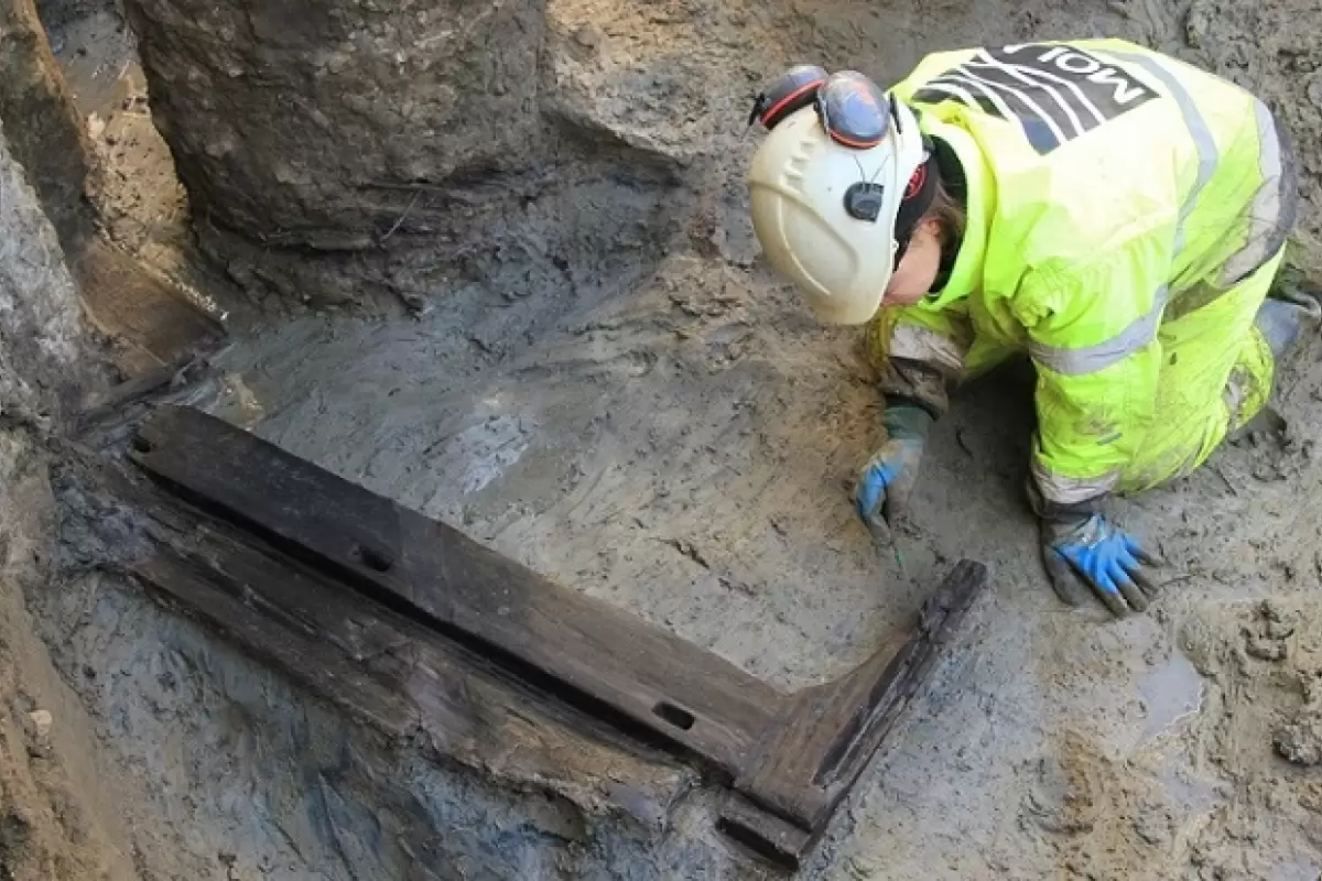 (تصاویر) کشف «تخت‌خواب آخرت» در یک قبر 2 هزارساله در لندن