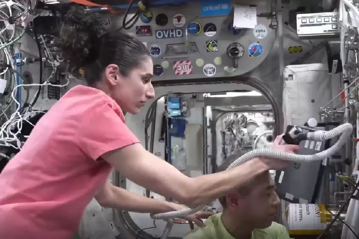 (ویدئو) یاسمن مقبلی در ایستگاه فضایی آرایشگر شد!