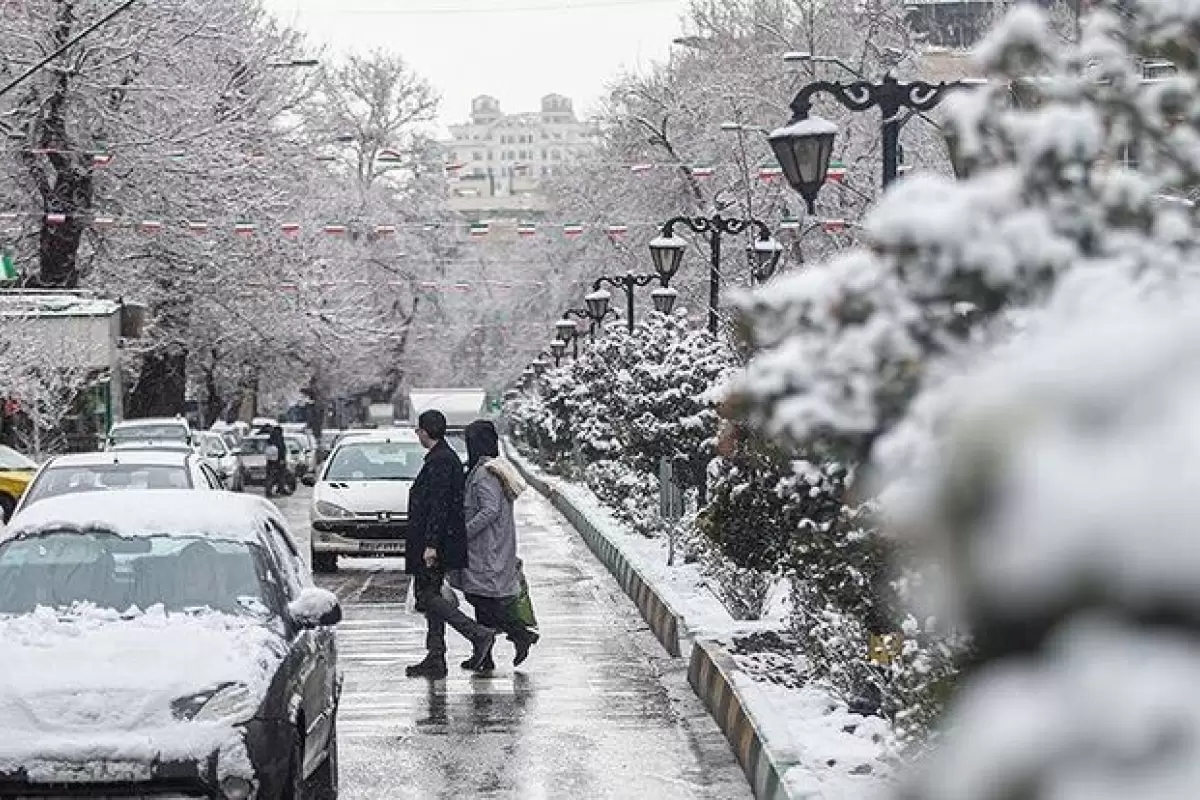 ببینید | بارش شدید برف و یخ زدگی اتوبان ساوه به تهران