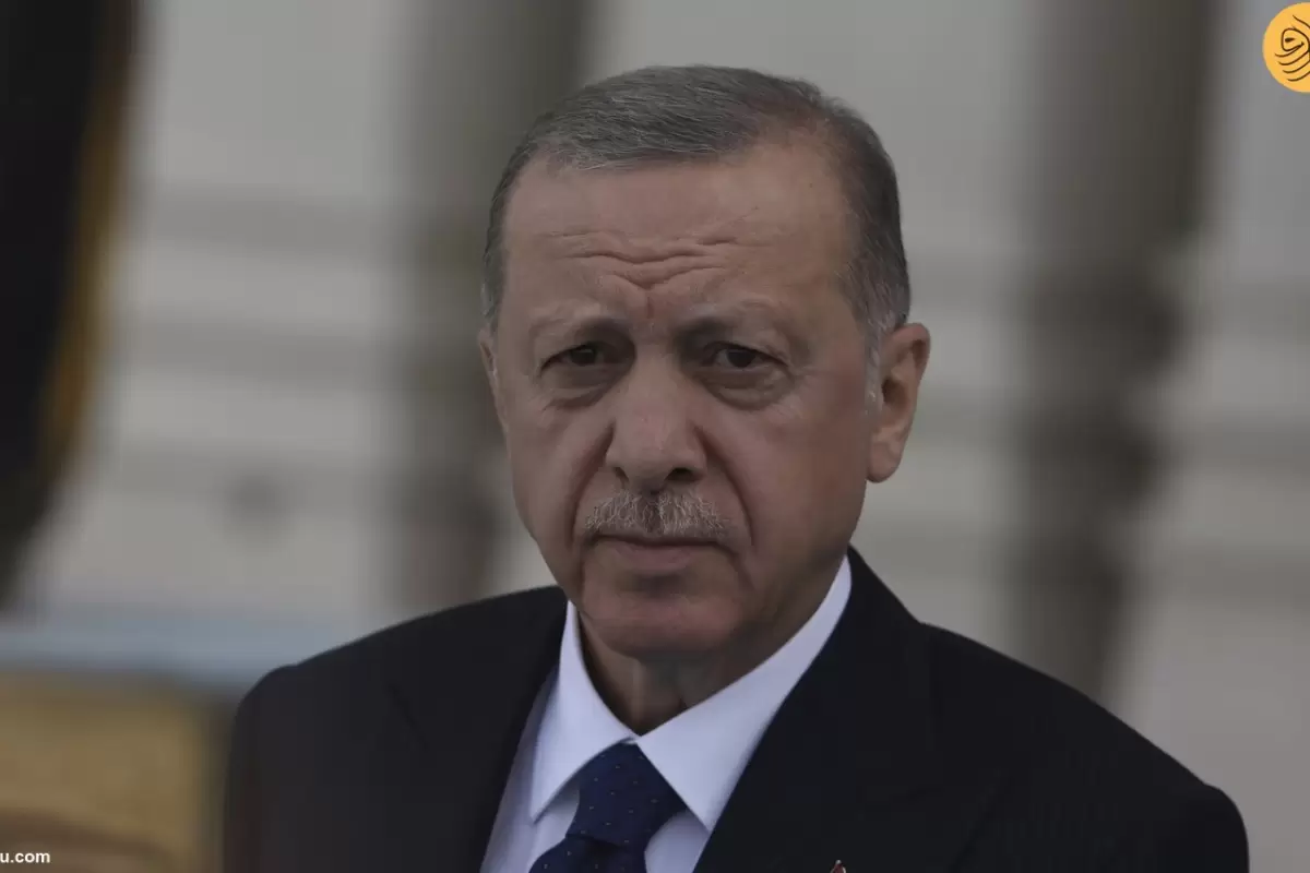 (ویدئو) اردوغان برای تمیز کردن بینی خود همراهانش را منتظر گذاشت