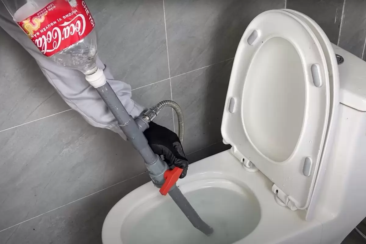 (ویدئو) نحوه ساخت یک ابزار ساده برای رفع گرفتگی توالت و نصب لوله توکار آب