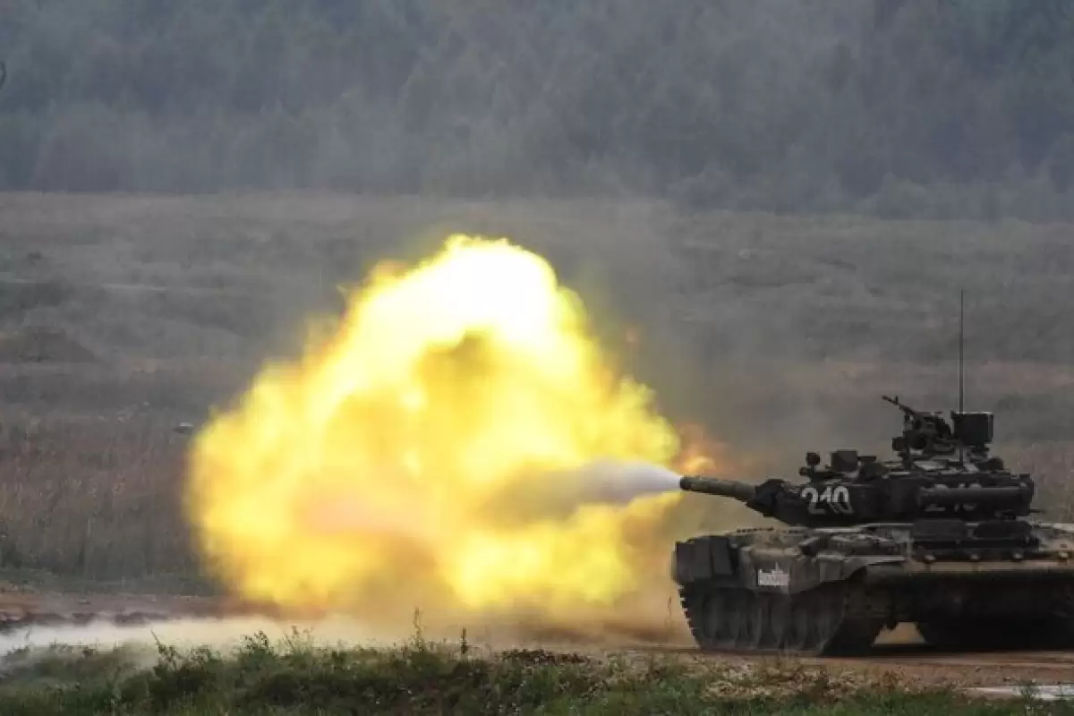 ببینید |  شلیک موشک رفلکس سویر توسط تانک T-90M از دید پنل فرمانده تانک