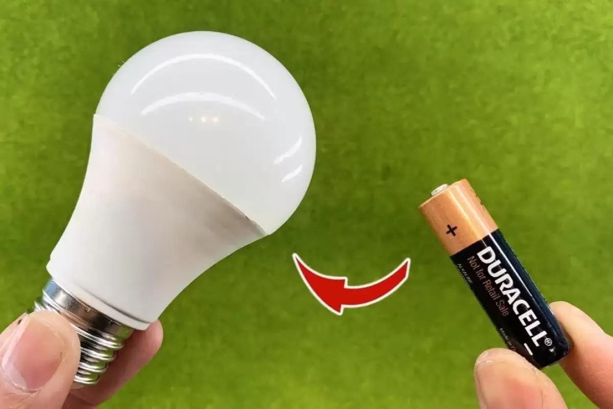 (ویدئو) چطور با یک باتری 1.5 ولتی لامپ LED را در خانه تعمیر کنیم؟