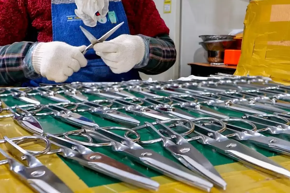 (ویدئو) ببینید کره ای ها چگونه روزانه هزاران «قیچی» در کارخانه تولید می کنند