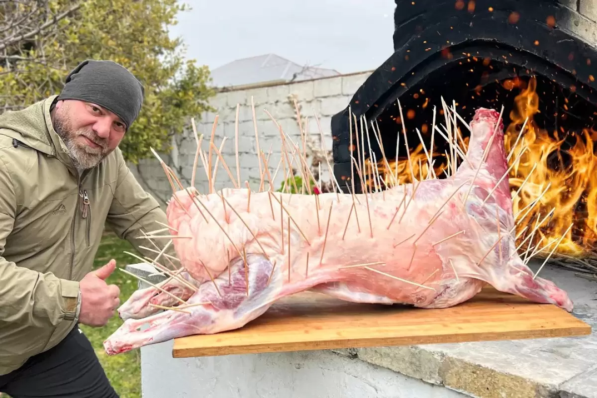(ویدئو) فرآیند پخت یک گوسفند 21 کیلوگرمی در تنور به سبک یک آشپز مشهور در آذربایجان