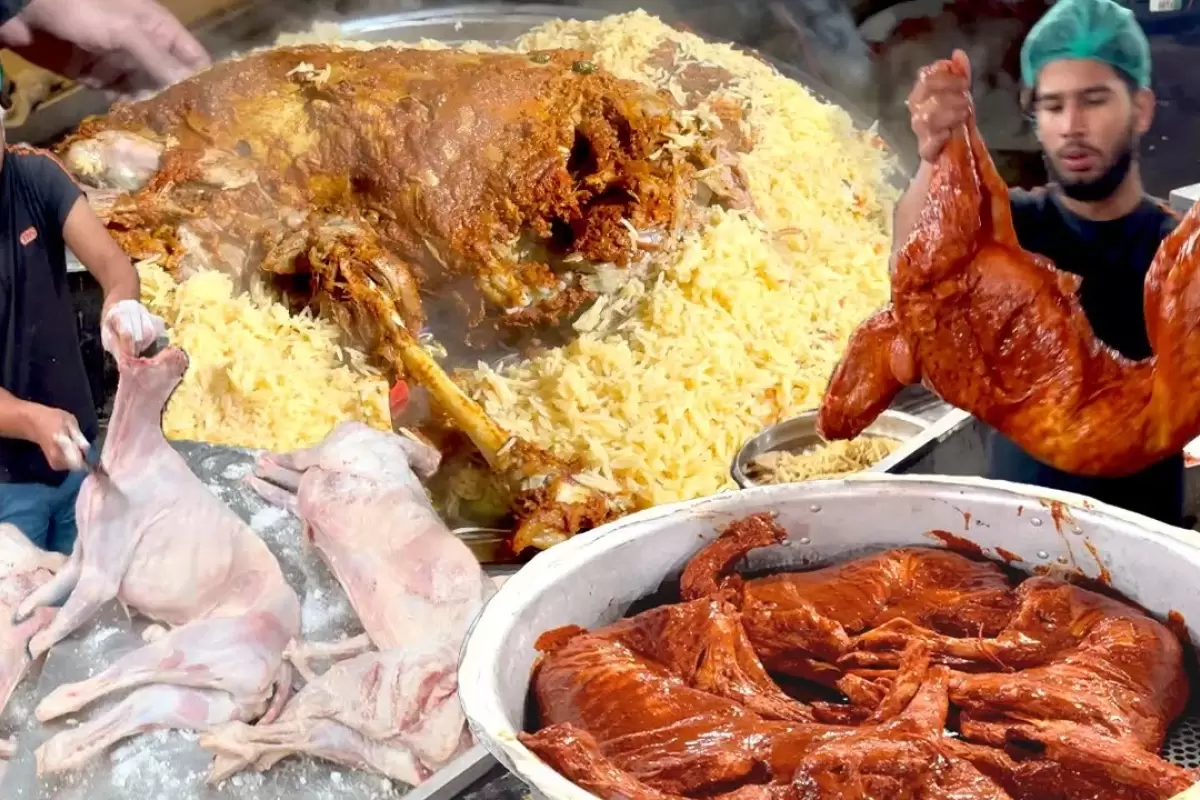 (ویدئو) غذای خیابانی در پاکستان؛ پخت 130 کیلو پلو بره بریانی توسط 3 آشپز مشهور