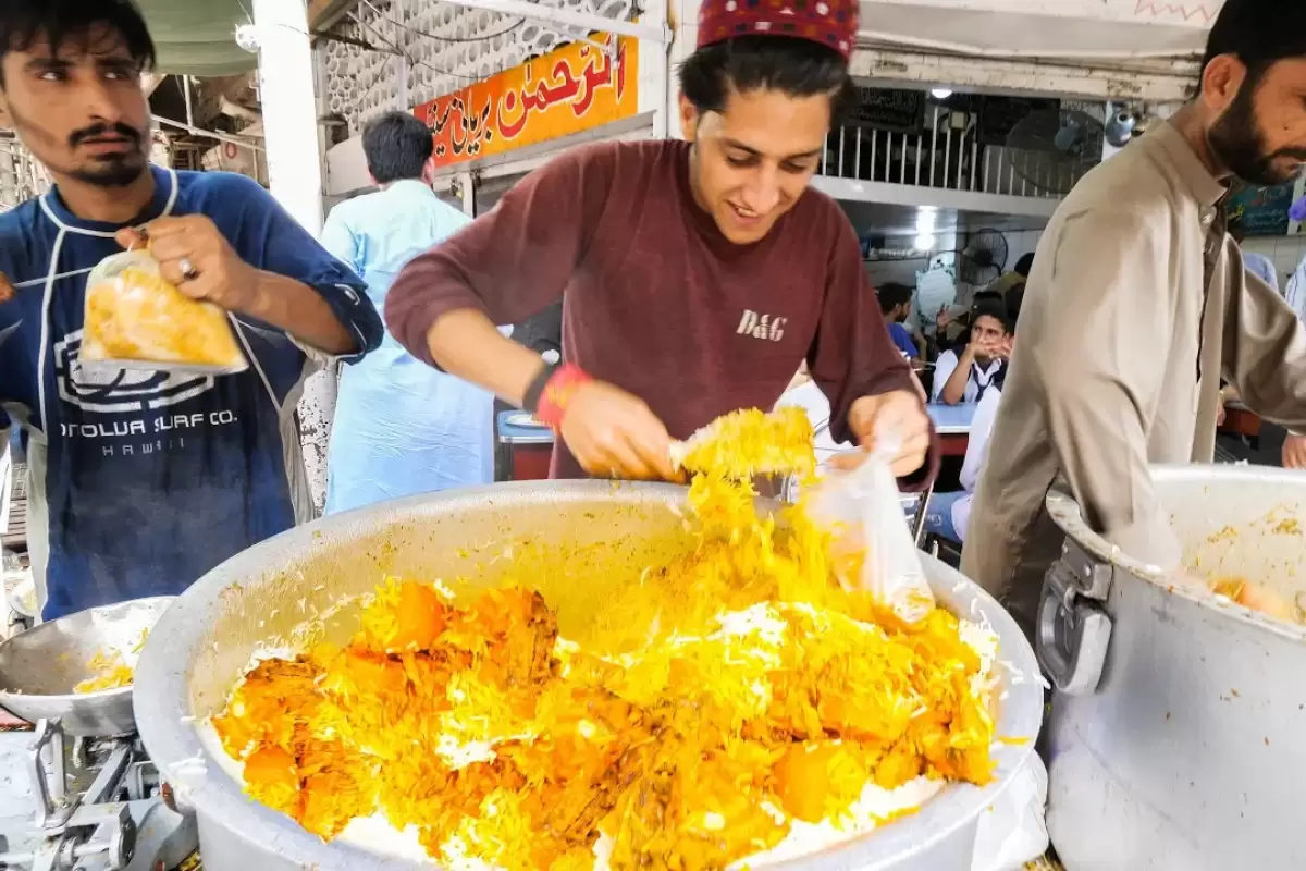 (ویدئو) غذاهای خیابانی مشهور در پاکستان؛ پخت انواع مرغ و بریانی